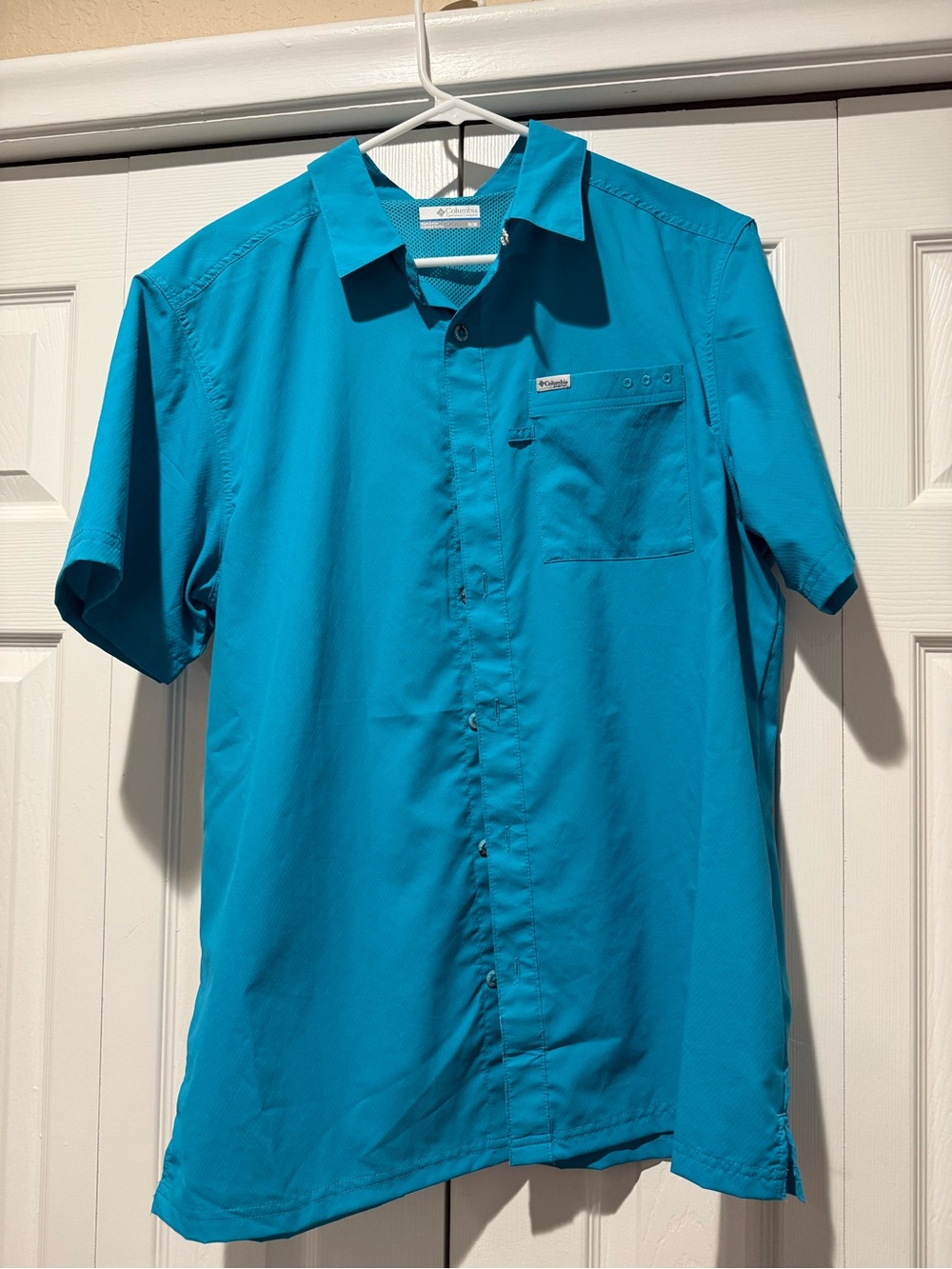 Columbia Short-Sleeve Button Down Shirt in Bright Teal